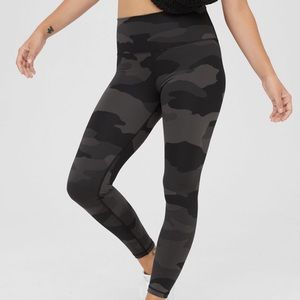 American Eagle Camo High Waisted 7/8 Legging (new)